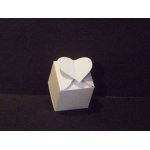 SC10 Pudełko białe - kwadratowe z serduszkiem