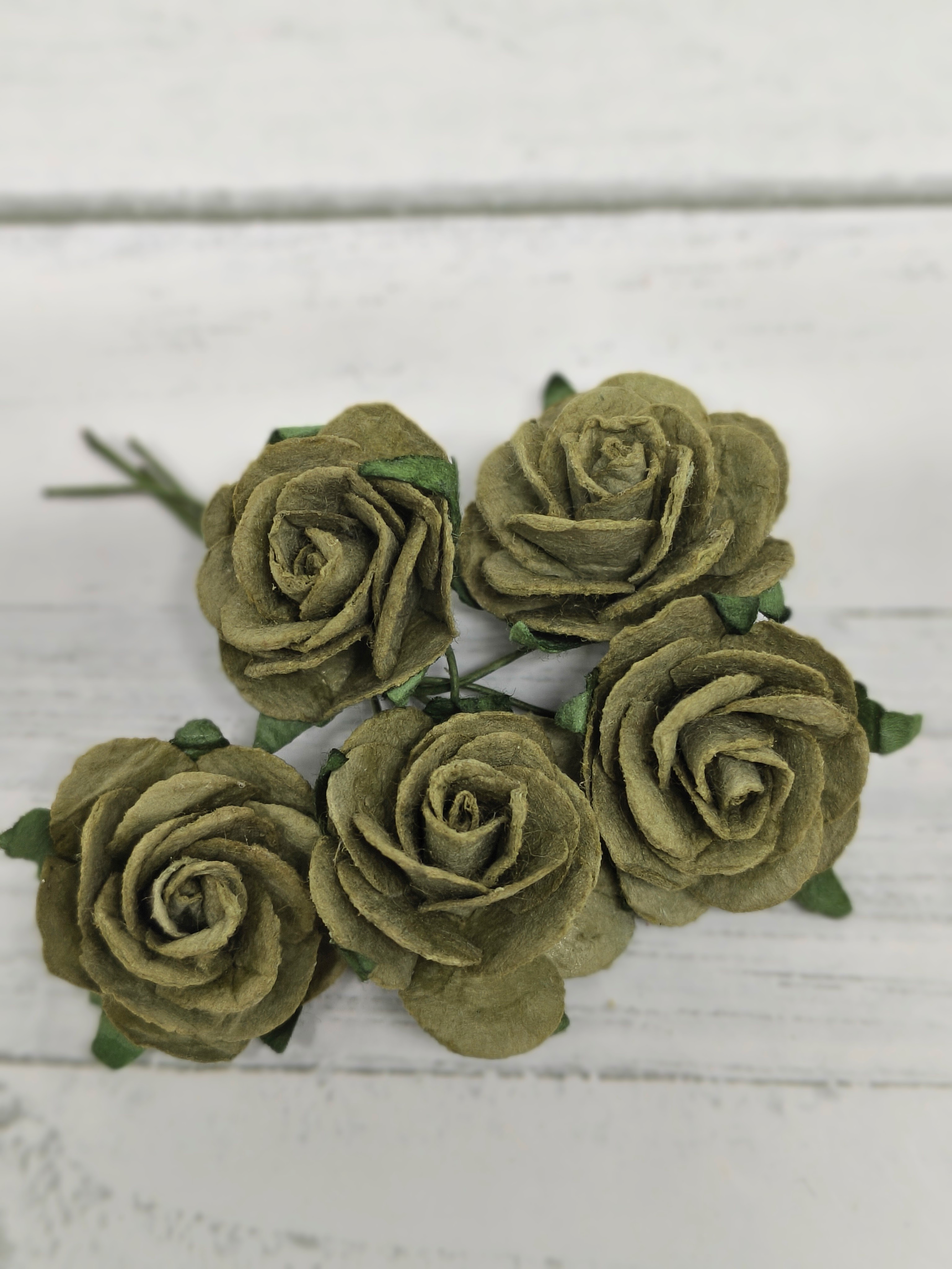 OR-R6-10 Papierowe różyczki Open Roses I am Roses-KHAKI GREEN- zieleń khaki-pęczek 5 szt