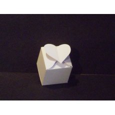 SC10 Pudełko białe - kwadratowe z serduszkiem